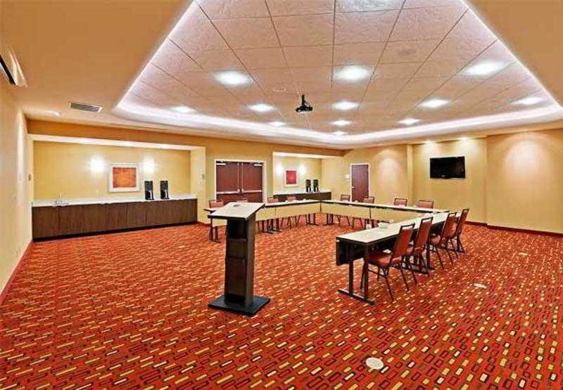 Отель Courtyard By Marriott Tulsa Woodland Hills Экстерьер фото