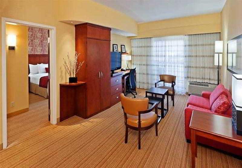 Отель Courtyard By Marriott Tulsa Woodland Hills Экстерьер фото