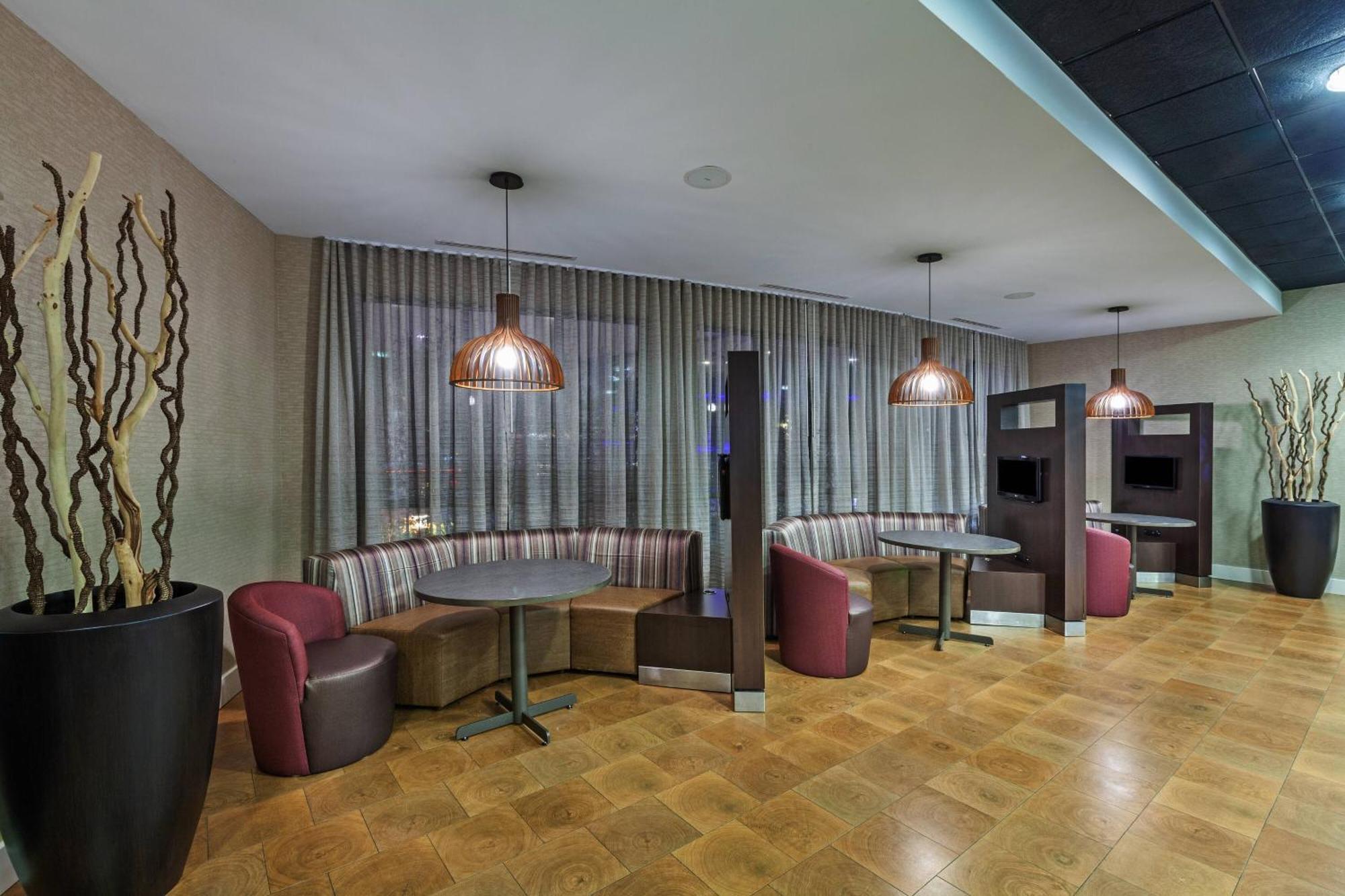 Отель Courtyard By Marriott Tulsa Woodland Hills Экстерьер фото