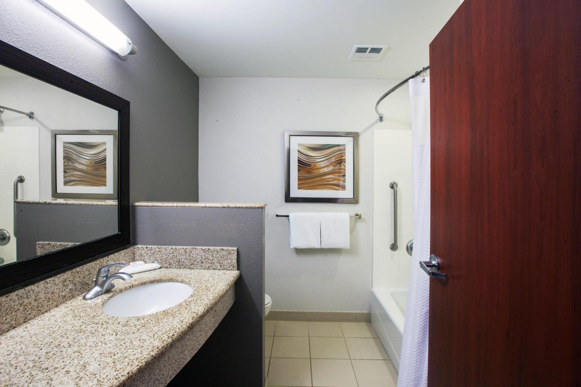 Отель Courtyard By Marriott Tulsa Woodland Hills Экстерьер фото