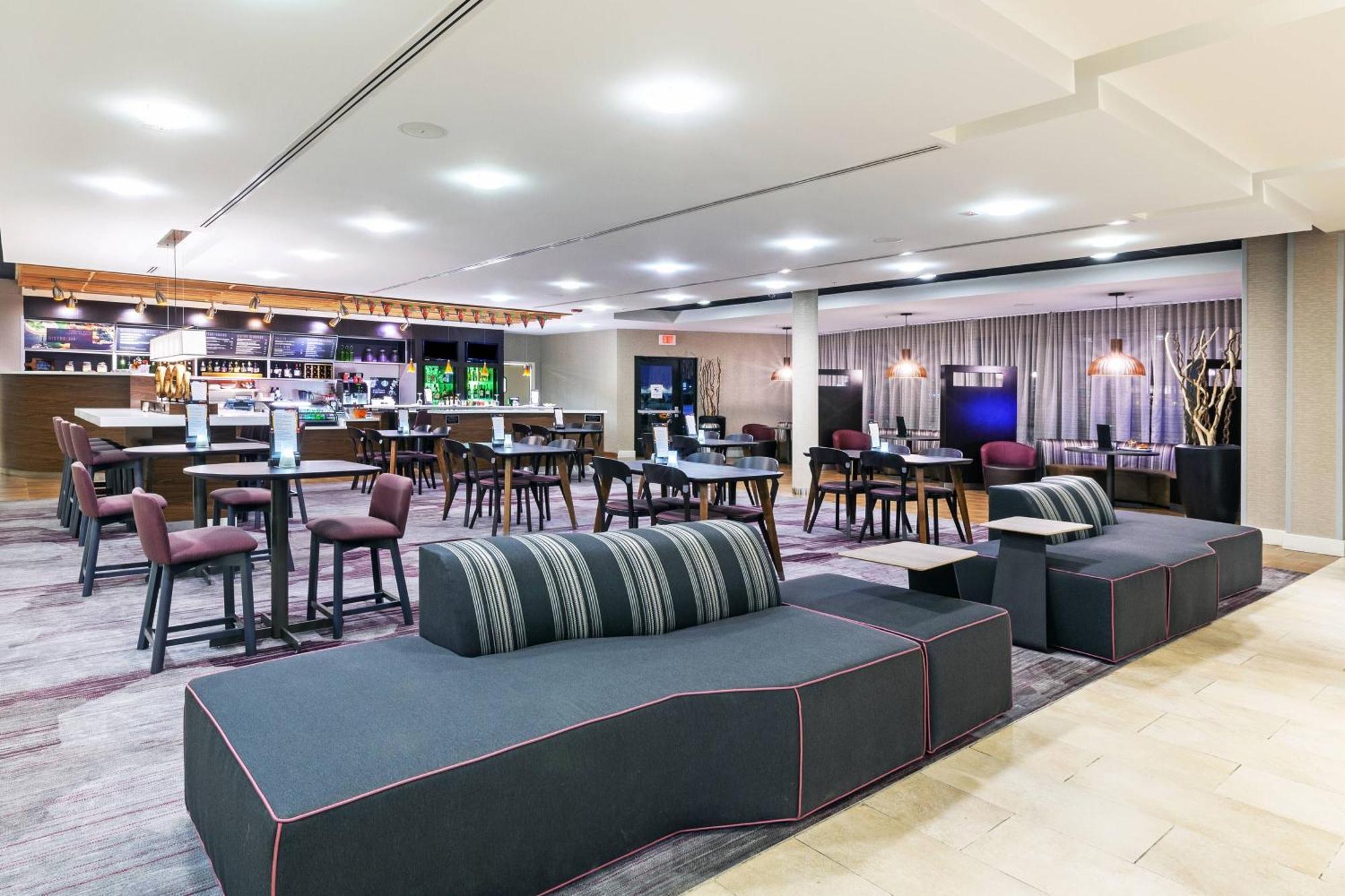 Отель Courtyard By Marriott Tulsa Woodland Hills Экстерьер фото