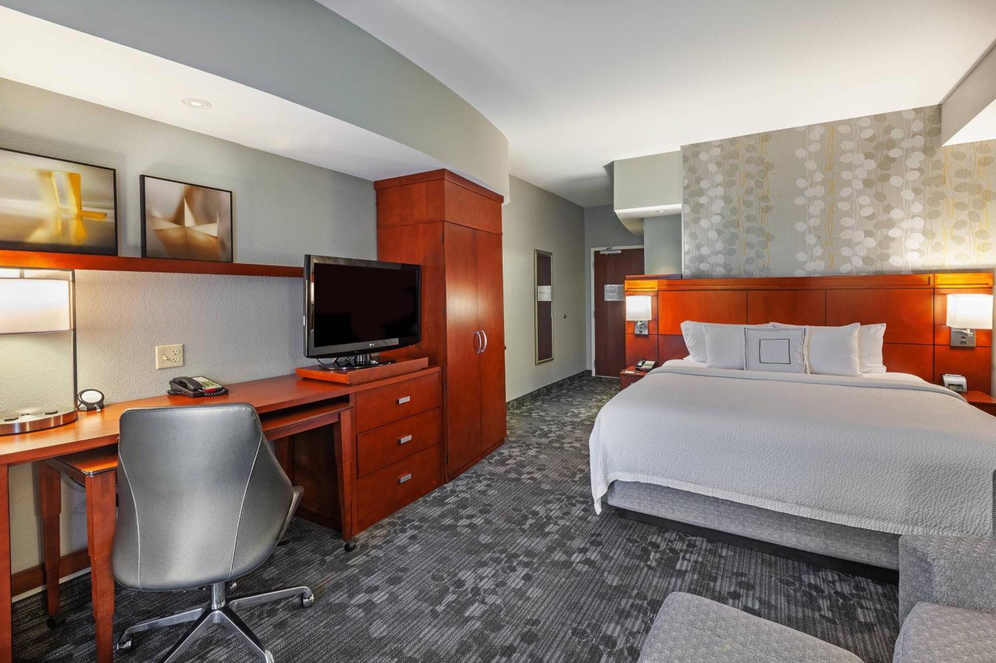 Отель Courtyard By Marriott Tulsa Woodland Hills Экстерьер фото