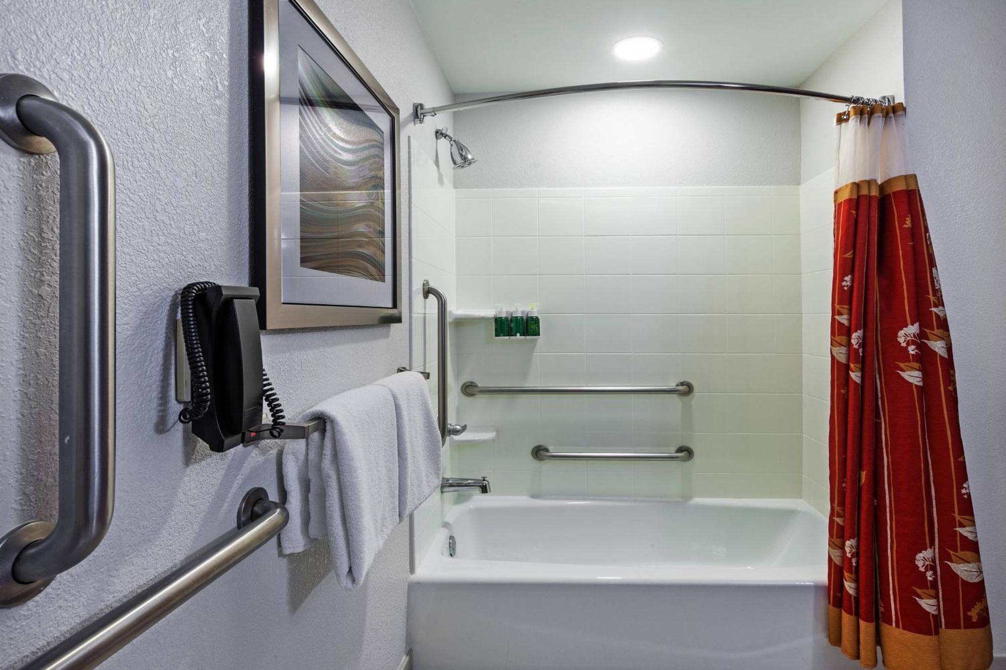 Отель Courtyard By Marriott Tulsa Woodland Hills Экстерьер фото