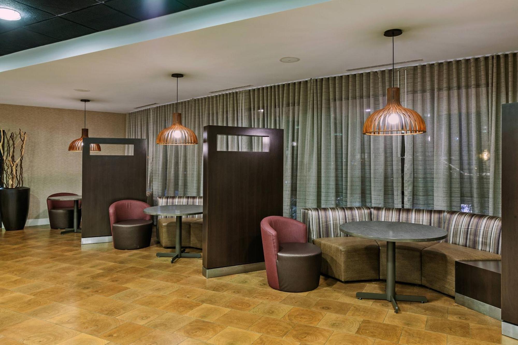 Отель Courtyard By Marriott Tulsa Woodland Hills Экстерьер фото