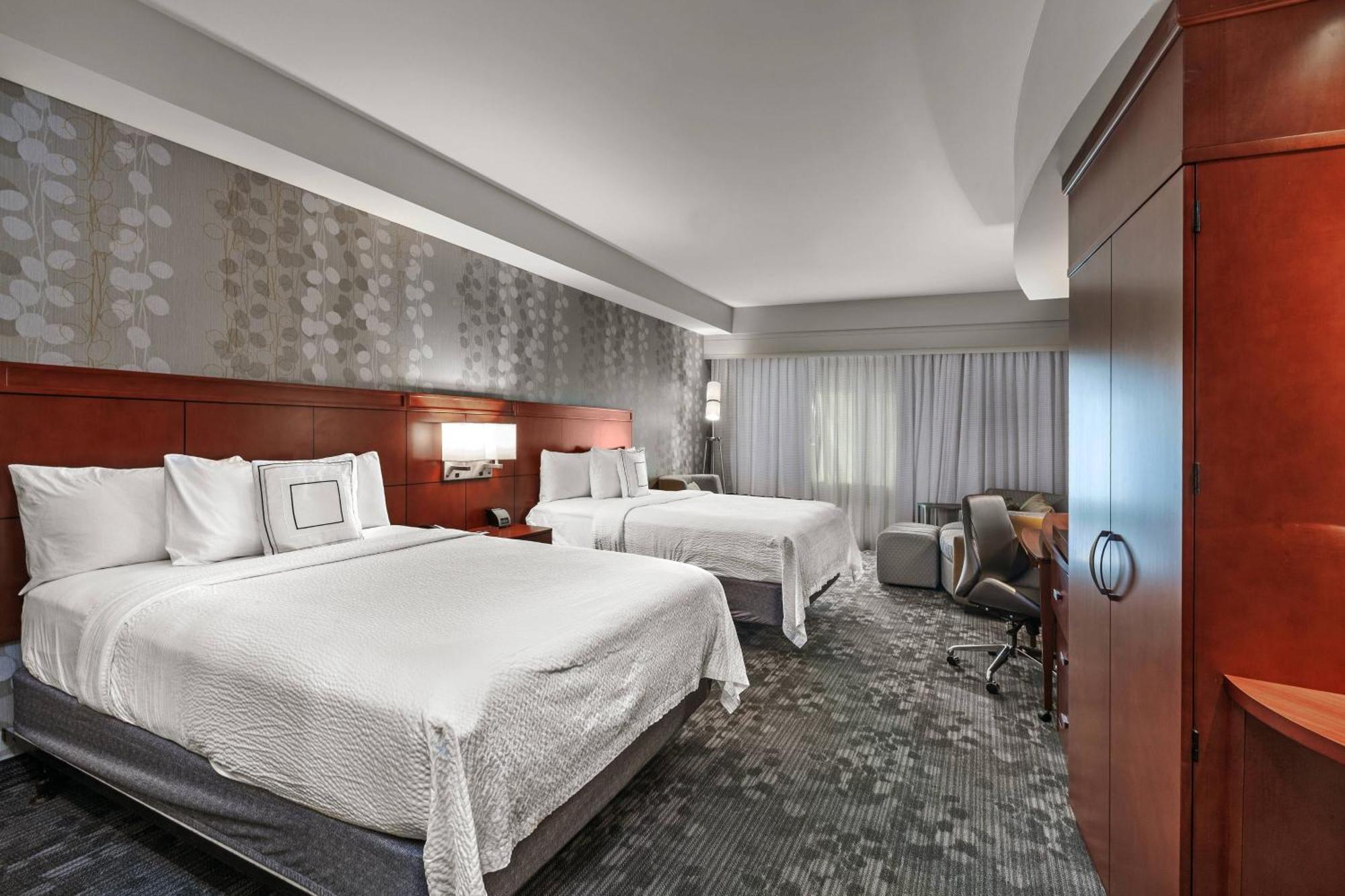 Отель Courtyard By Marriott Tulsa Woodland Hills Экстерьер фото