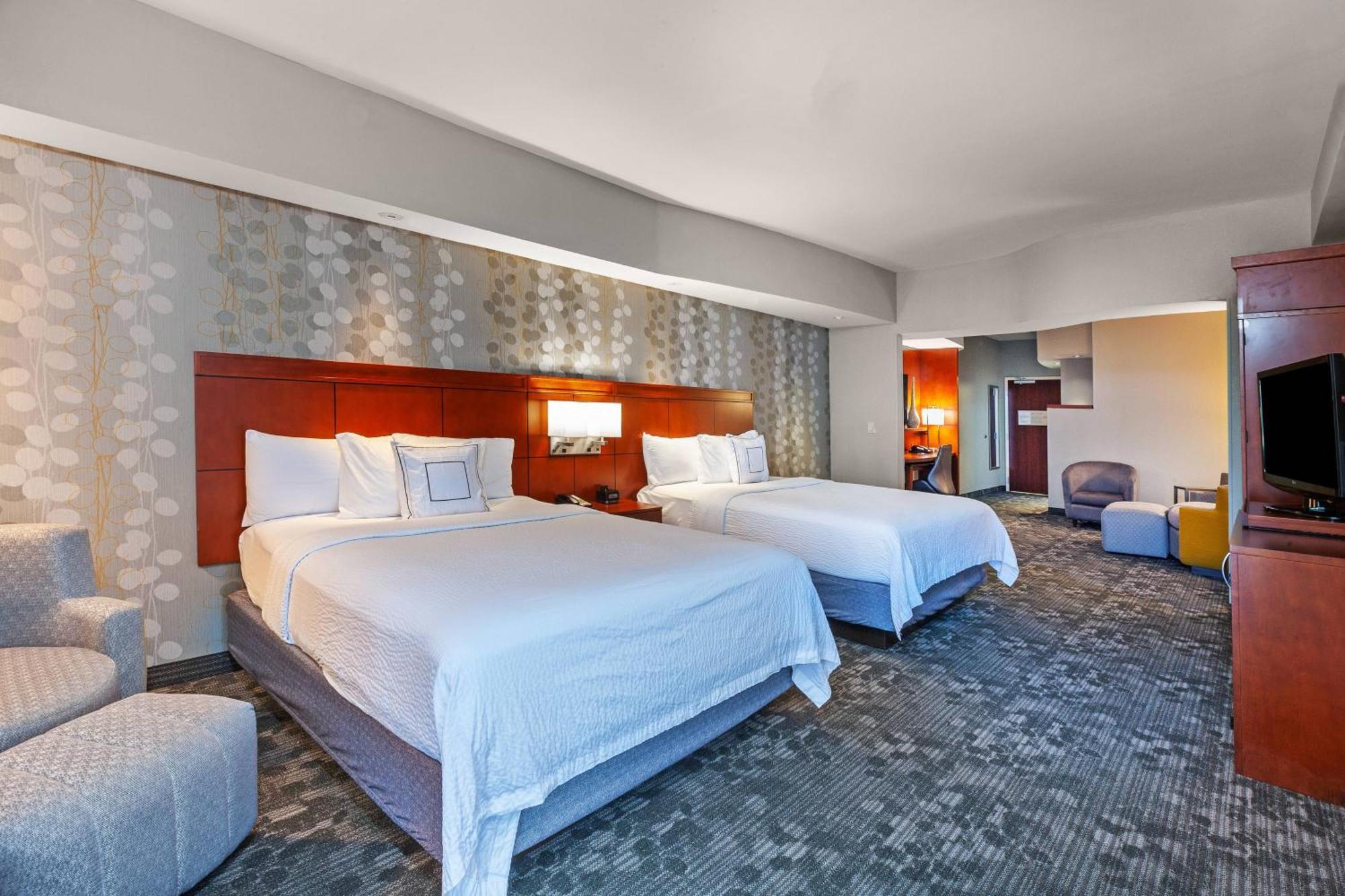 Отель Courtyard By Marriott Tulsa Woodland Hills Экстерьер фото