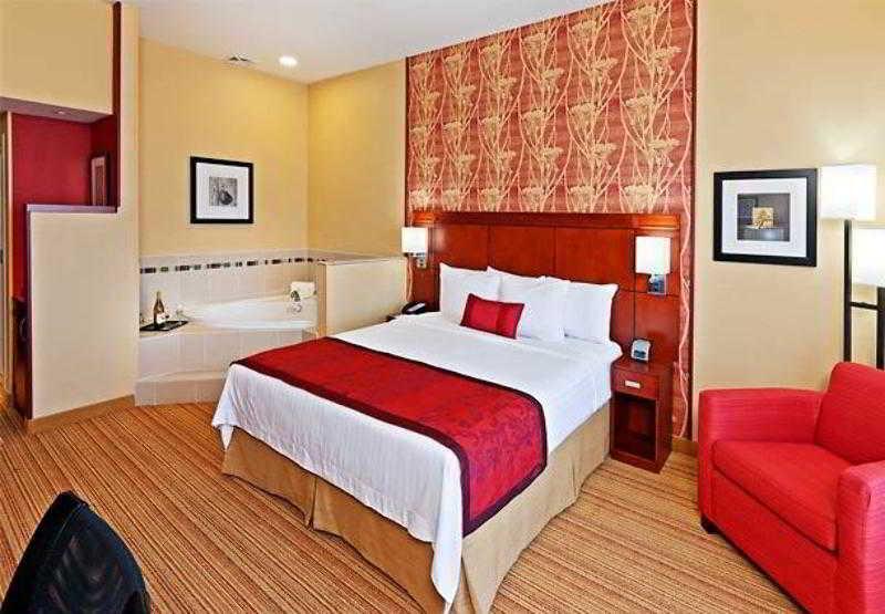 Отель Courtyard By Marriott Tulsa Woodland Hills Экстерьер фото
