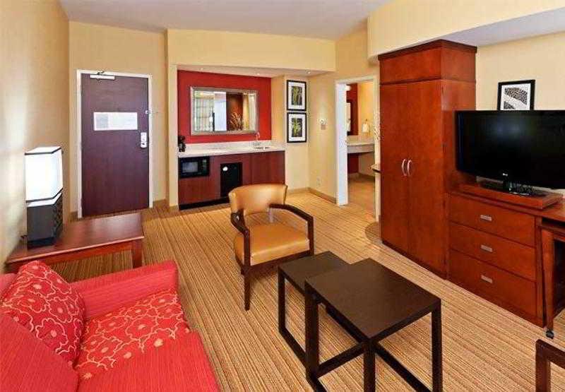 Отель Courtyard By Marriott Tulsa Woodland Hills Экстерьер фото