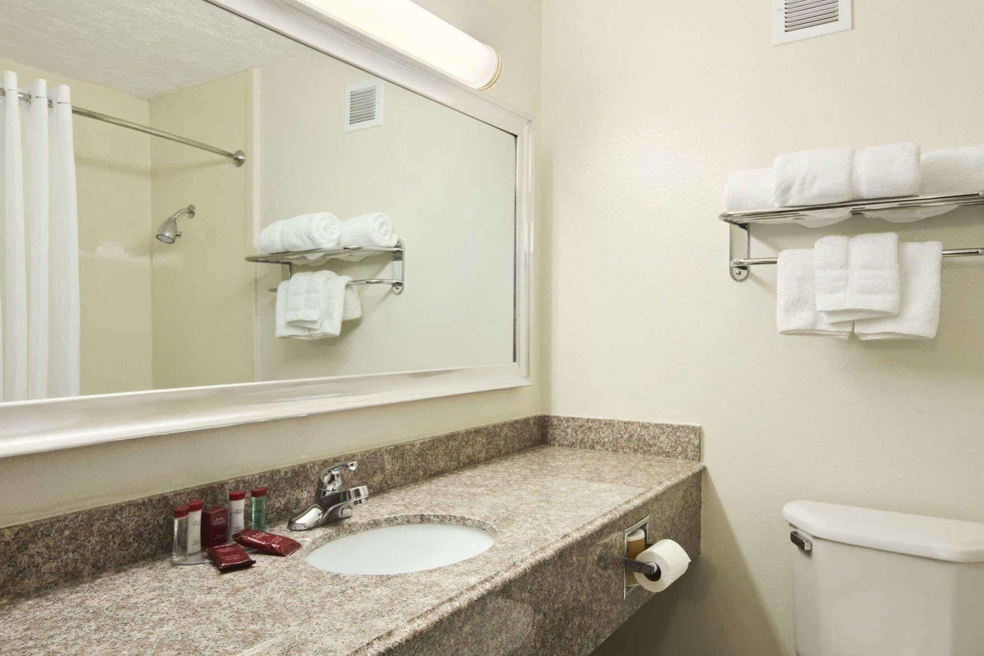 Отель Courtyard By Marriott Tulsa Woodland Hills Экстерьер фото